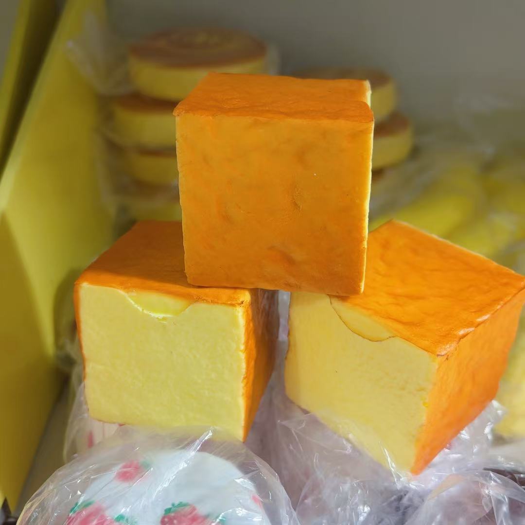 천천히 반동하는 부드럽고 작은 빵 1개