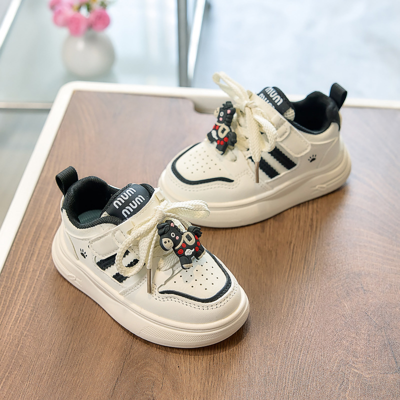 Zapatos de skate para niños y niñas 2026 primavera y otoño lindo pony velcro antideslizante para niños pequeños zapatos blancos casuales zapatos deportivos