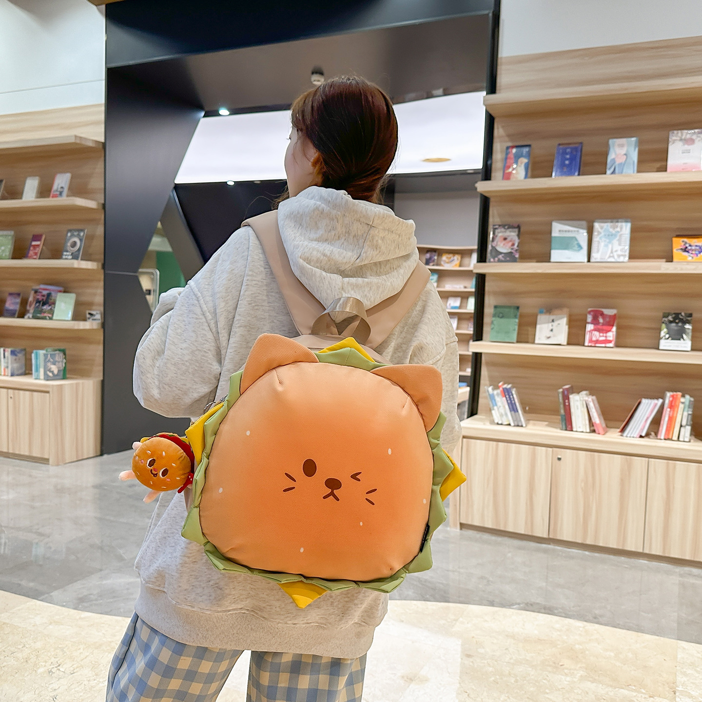 Mochila de estilo de hamburguesa encantadora de dibujos animados, mochila de escuela secundaria de gran capacidad, 2026 nueva moda de mochila de viaje de mujer