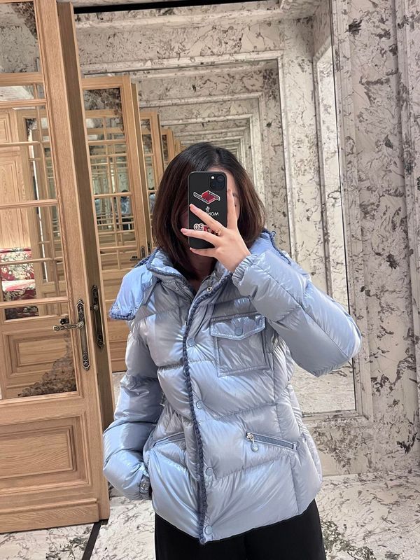 「小蛮腰」Mo家 2025年 Glareins编织饰边连帽漆皮短款羽绒服蒙口|undefined