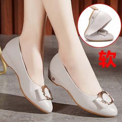 Women's Mid-Age Soft Leather Flat Shoes with Soft Soles, Comfortable, Flat, Non-Wedge, Red Shoes for Middle-Aged Mothers