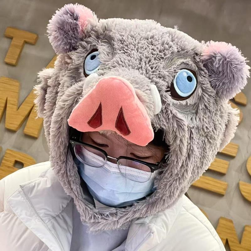 卡通动漫鬼灭之刃周边嘴平伊之助猪猪连帽U型枕猪头头套毛绒帽子