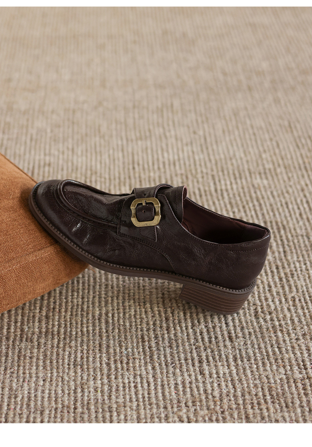 Giày loafer nữ phong cách Anh quai khóa, gót vuông thấp, mũi sâu, da bò — màu nâu chi tiết 22
