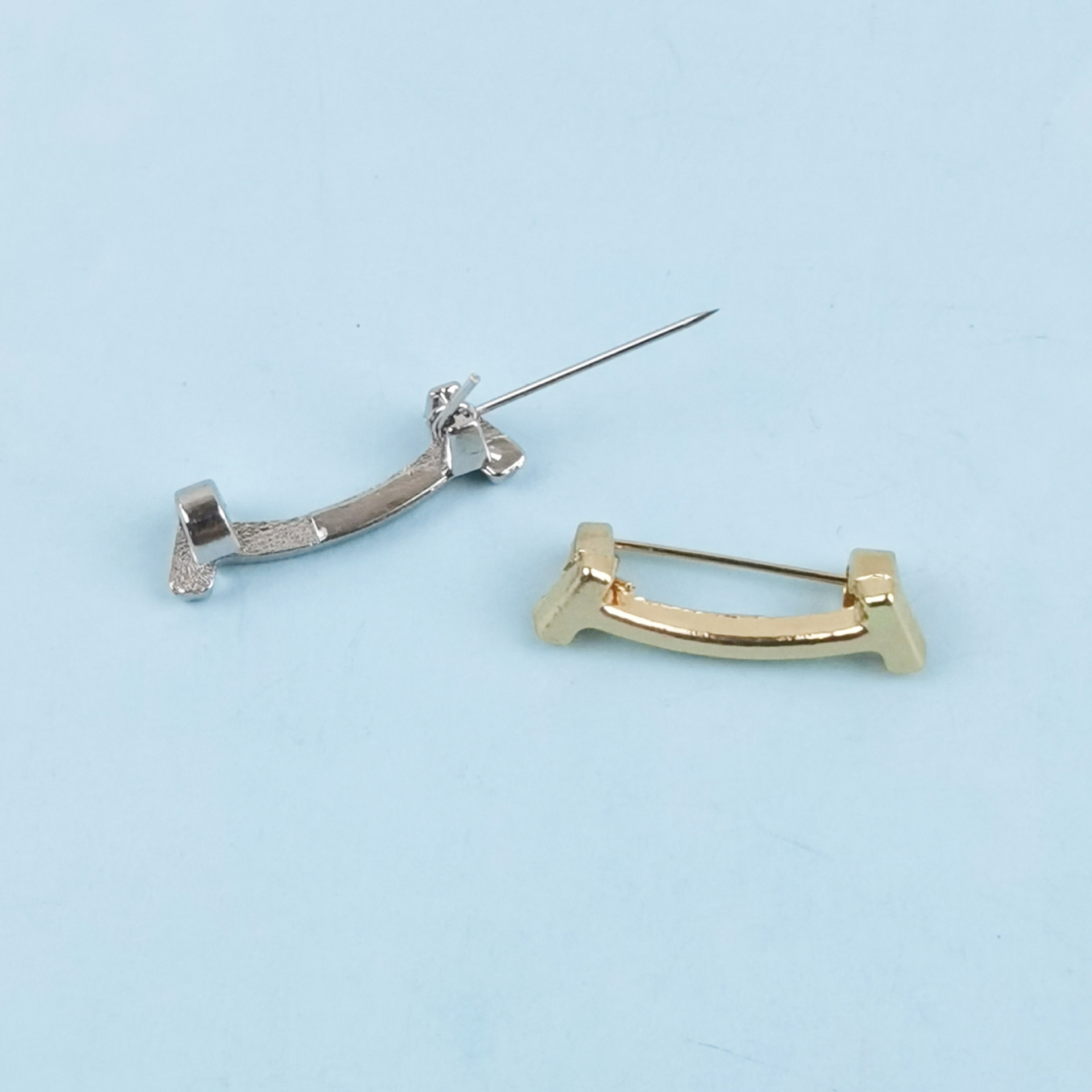 Broche de aleación de sonrisa de nicho simple, diseño brillante, ropa de mujer, top, escote, hebilla fija, anti-brillo