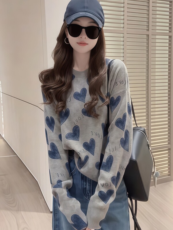 Gray heart-printed knitted base shirt for women, unique and beautiful, a stunning top for early spring Gray heart-printed knitted base shirt for women, unique and beautiful, a stunning top for early spring