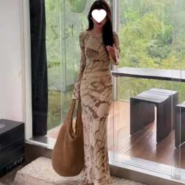 早秋法式高级感轻奢复古气质优雅圆领修腰显瘦显瘦连衣裙女长裙
