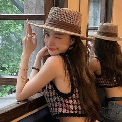 フランス式の透かし彫りの平軒のパナマの麦わら帽子の女性は写真を撮って休暇を過ごします。