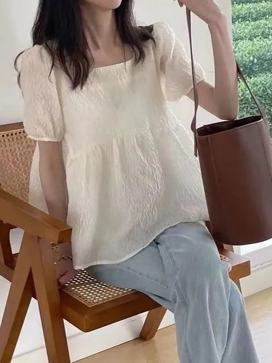 夏の四角い襟の泡の袖のシャツの女性の純色の夏は肉のゆったりした半袖の上着を遮ります。