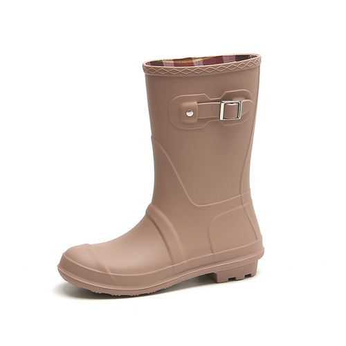 Fashionable women's medium-height waterproof rain boots, one-piece slip-resistant water boots for adults, wearable outdoor shoes
