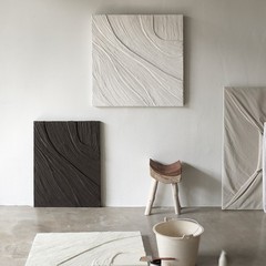 玄関のソファーの背景壁にホテルの立体装飾画を掛けます。