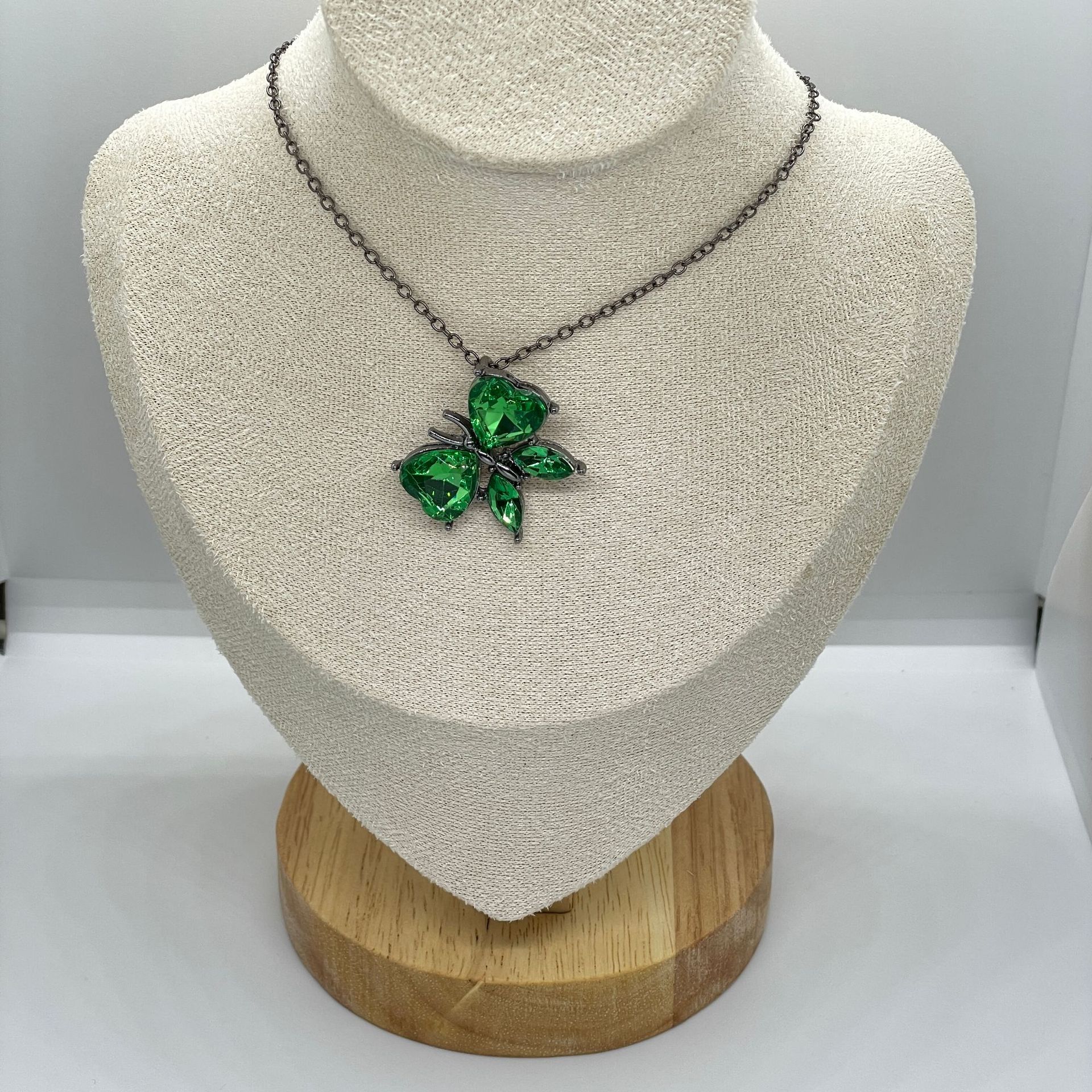 Collana con ciondolo a farfalla in cristallo verde di vendita calda, accessori per gioielli animali da donna alla moda e versatili,_voghion.com