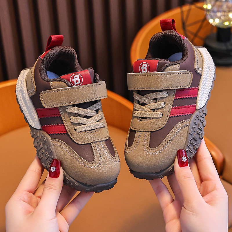 Zapatos para niñas 2025 nuevos zapatos de skate para niños de otoño con suela suave zapatos casuales pequeños zapatos blancos de moda zapatos de entrenamiento para niñas