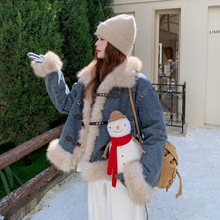 牛仔拼接大毛领仿皮毛外套