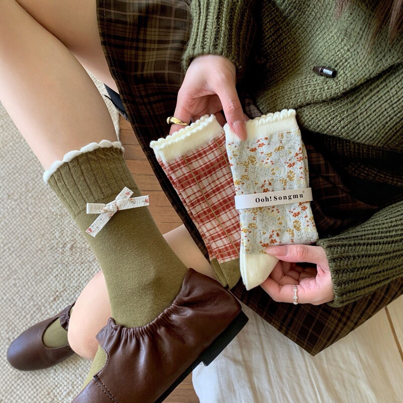 Korean-style retro floral plaid mid-calf socks for women, autumn and winter, with ruffled edges, bow ties, and lace, versatile and artistic Korean-style retro floral plaid mid-calf socks for women, autumn and winter, with ruffled edges, bow ties, and lace, versatile and artistic