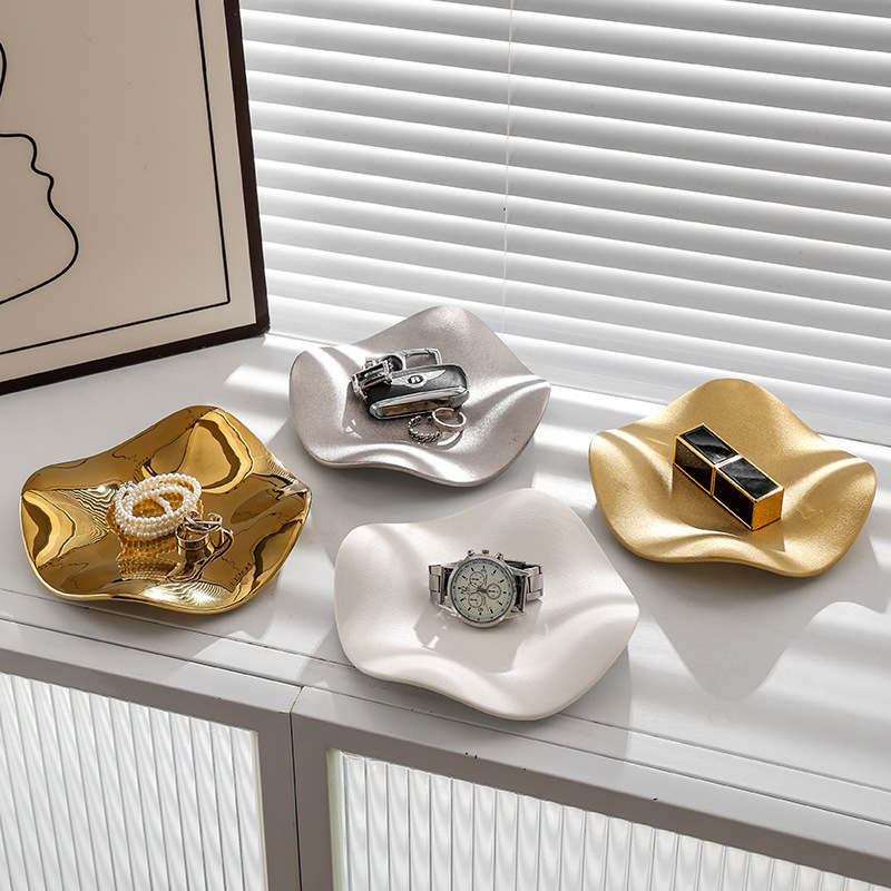 ins style irregular flower shaped jewelry storage plate jewelry display plate electroplated light luxury ceramic swing plate ins style irregular flower shaped jewelry storage plate jewelry display plate electroplated light luxury ceramic swing plate