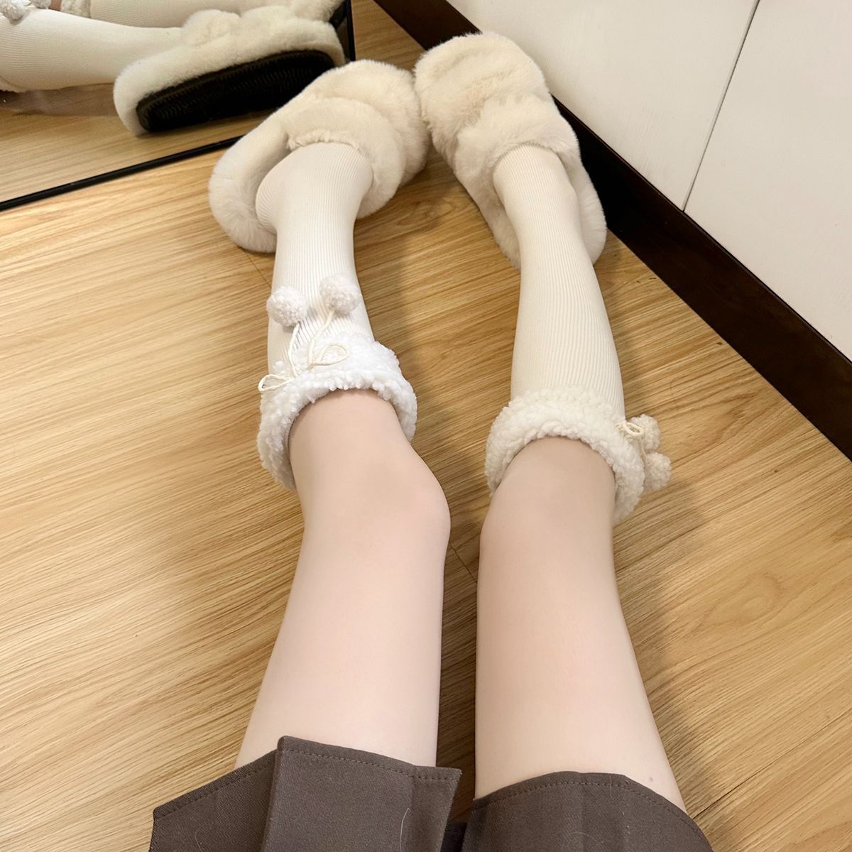 Lamb's Wool Knee-high Socks in Black