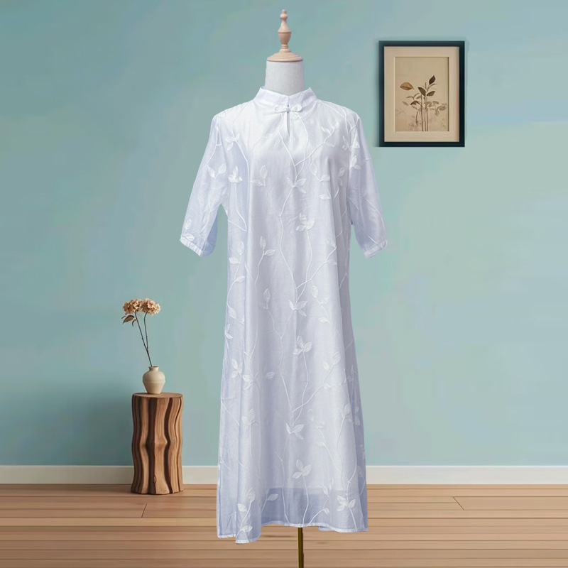Dali Tie-Dye White Plain Cheongsam Dress with Ethnic Style Embroidery, Vintage Short-Sleeved Stand-Up Collar Long Dress Made of Cotton, Elegant from Yunnan