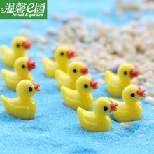 小黄鸭公仔挂件苔藓微景观摆件创意摆件饰品迷你小鸭子树脂工艺品