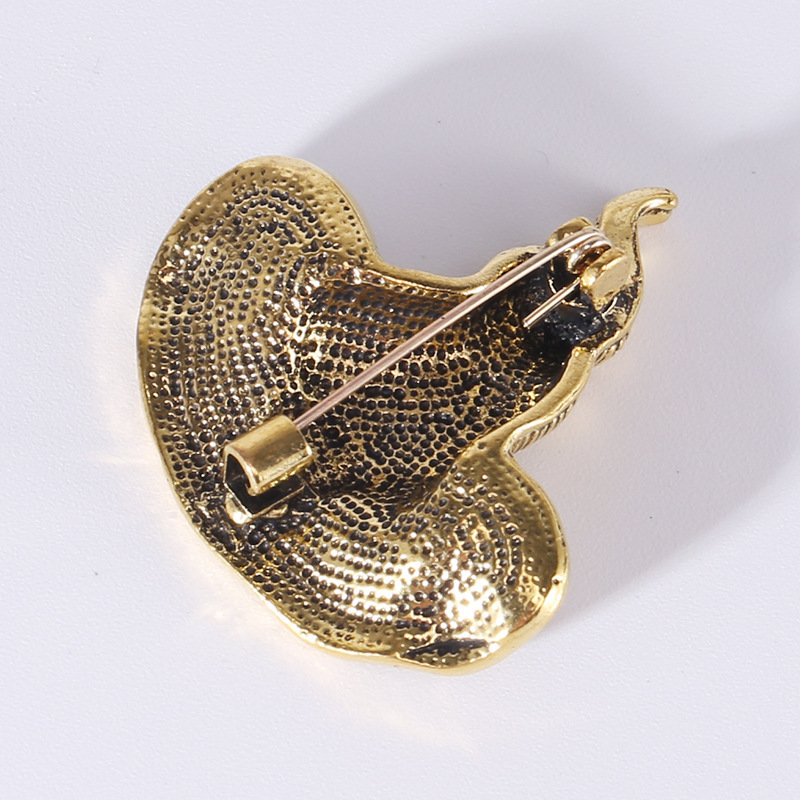 Estilo europeo y americano retro bruja sombrero broche versátil Ropa Accesorios Halloween magia sombrero pin hembra en stock venta al por mayor