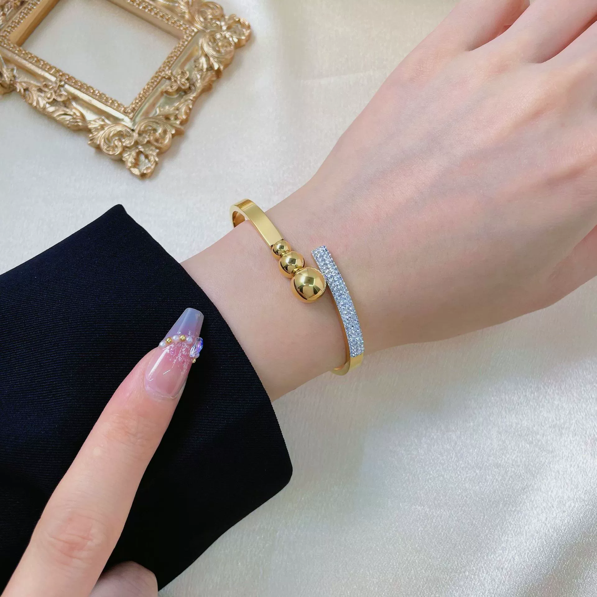 Fashionable brand golden women's bracelet stainless steel, European style, does not fade, high-quality style