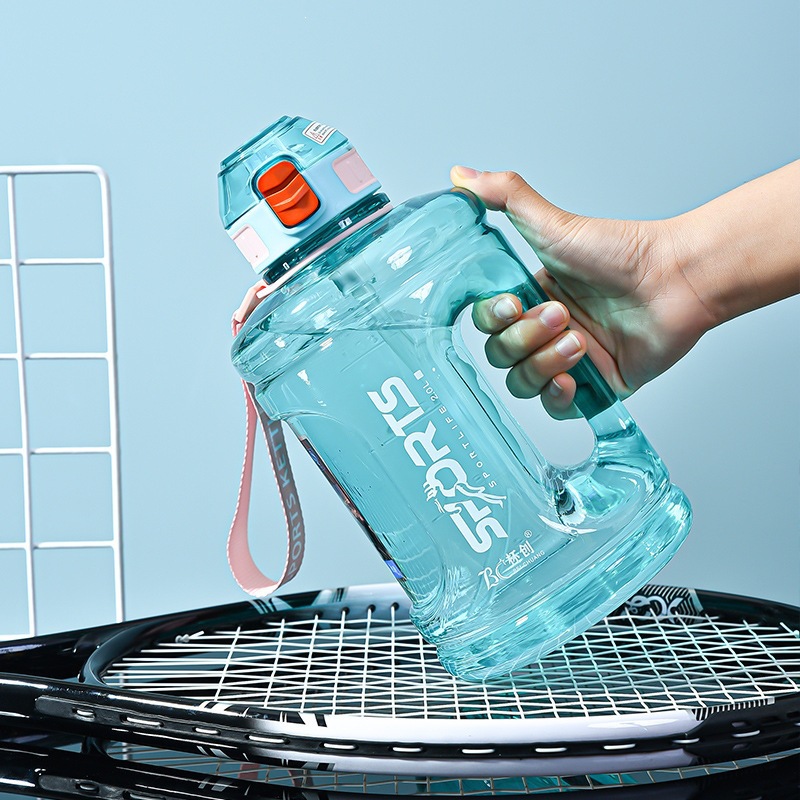 Taza de agua portátil de alta capacidad de taza de agua deportiva para hombres y mujeres taza de espacio de plástico de paja