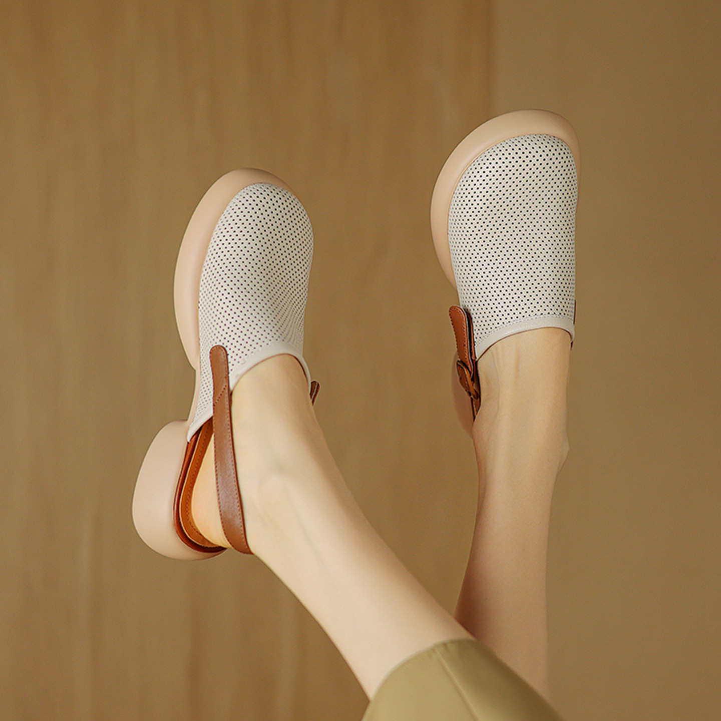 Sandal nữ đế dày mũi kín quai chữ V buộc dây phong cách thể thao — màu trắng ngà