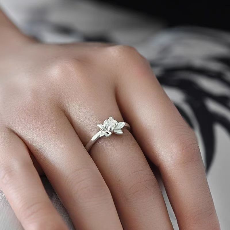 Silver white design sophisticated fashionable universal ring