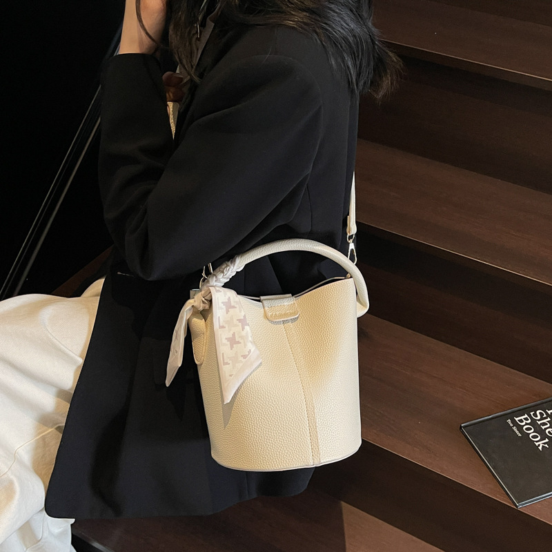 Bolso de cubo portátil de todo fósforo de moda de alta gama para mujer 2025 nuevo estilo bolso de mensajero de hombro simple casual simple