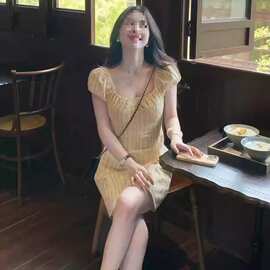 法式气质方领泡泡短袖碎花连衣裙女夏季大码胖mm知性风显瘦包臀裙