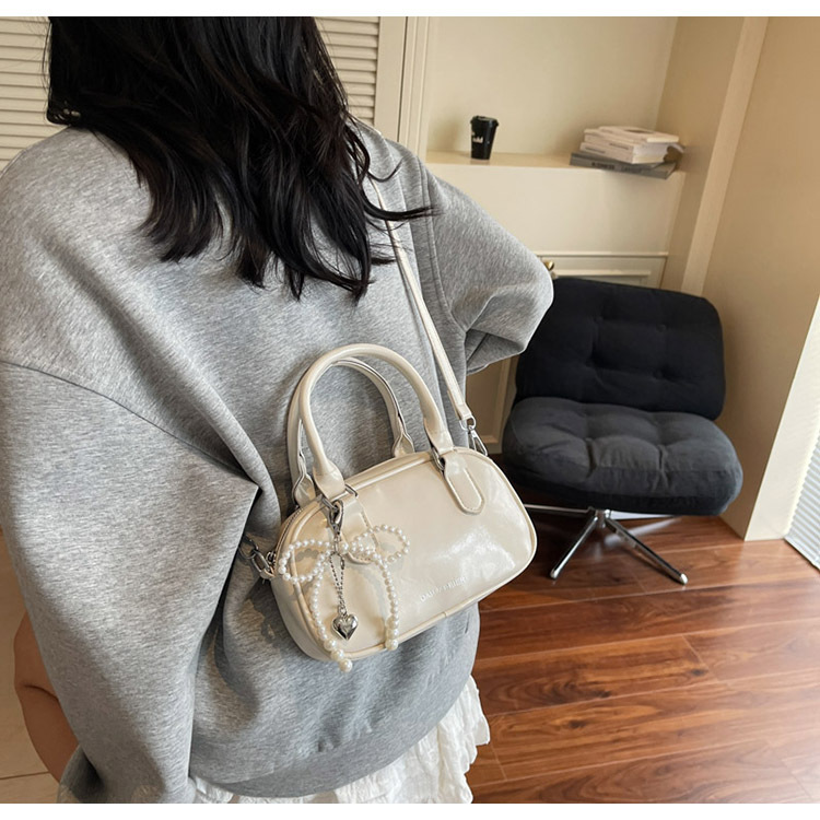 A fashionable Korean-style small square bag for women in the summer of 2025, featuring a simple and retro single-shoulder, crossbody and hand-held pillow bag undefined