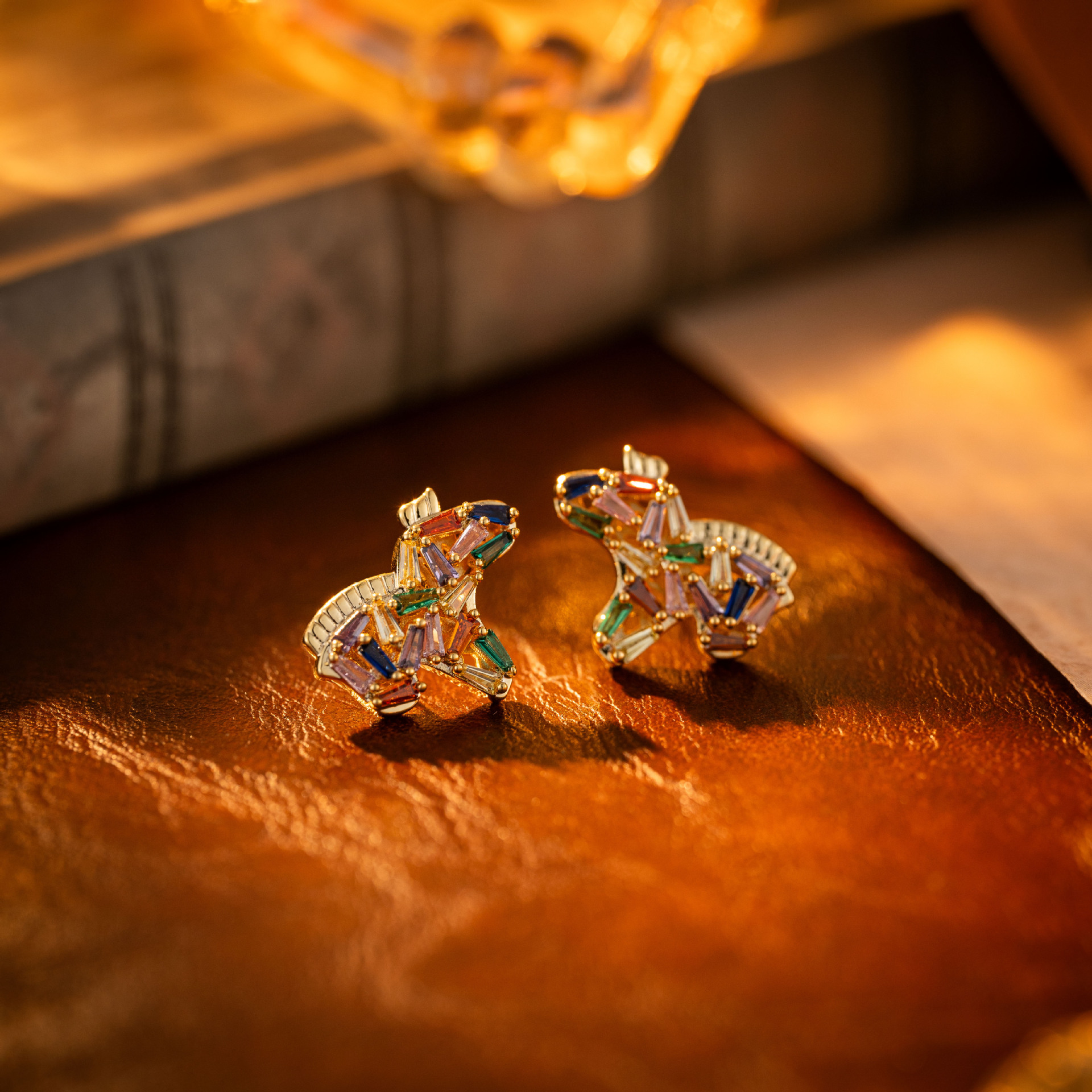 Elegantes pendientes de pony con circonitas y colgante de perla_voghion.com