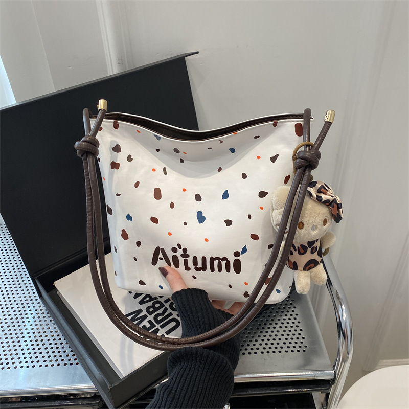 Bolso de mujer de invierno 2024 nuevo estilo simple casual diario versátil tendencia coreana retro hombro mochila bolso de cubo mujer