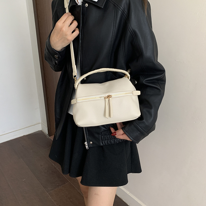 Direct from the factory: woven handbag with a soft leather texture, small pillow-shaped bag, women's shoulder bag, crossbody bag, available for single-item drop shipping