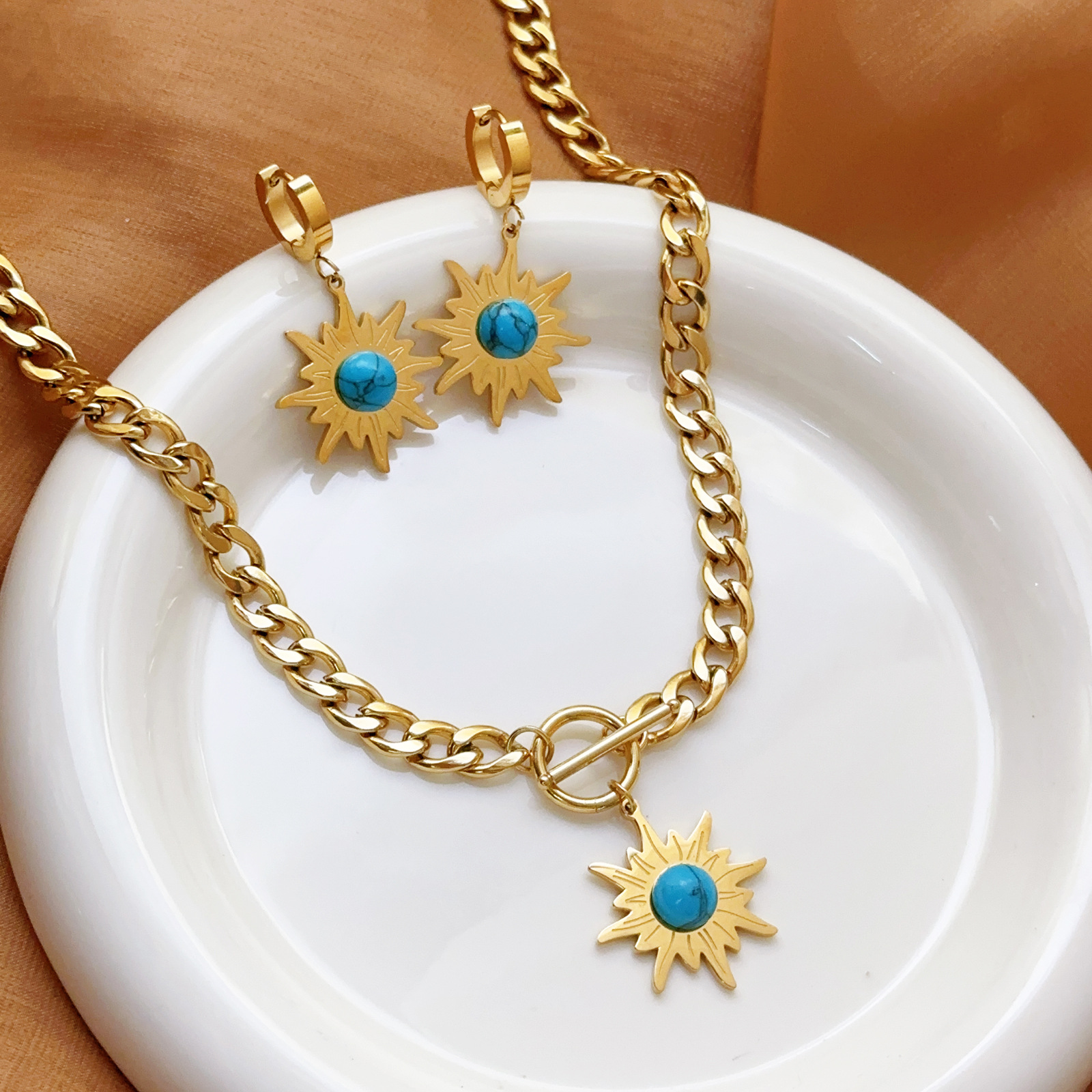 Pendientes creativos de nuevo estilo al por mayor de acero inoxidable estilo retro europeo y americano pendientes de turquesa azul personalidad pendientes de lujo ligero para mujer