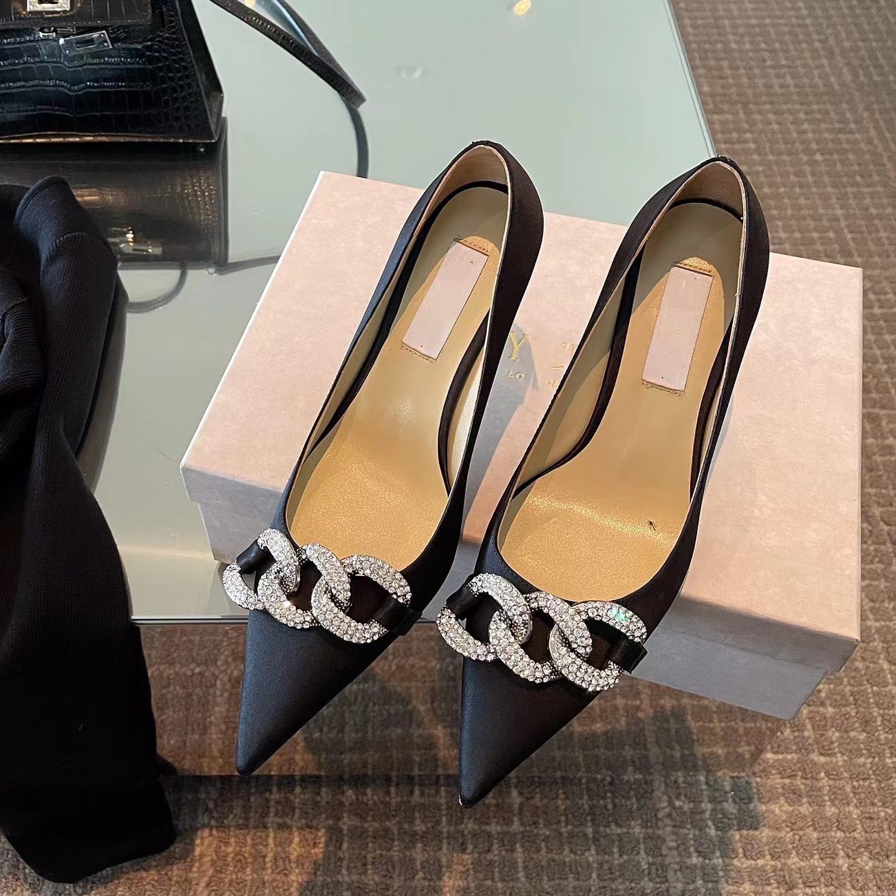 高版本jc浅口尖头金属水钻链条高跟鞋真皮细跟气质时尚百搭女单鞋