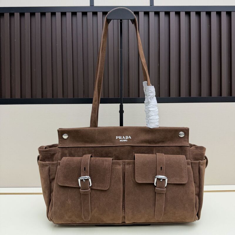 P brand Route single-shoulder multi-pocket suede messenger bag, camel color, fashionable workwear style, suitable for commuting, can be carried under the arm, and also for shopping, motorcycle style