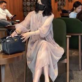 V领茶歇法式连衣裙宽松遮肉显瘦夏季2023新款七分袖别致印花长裙