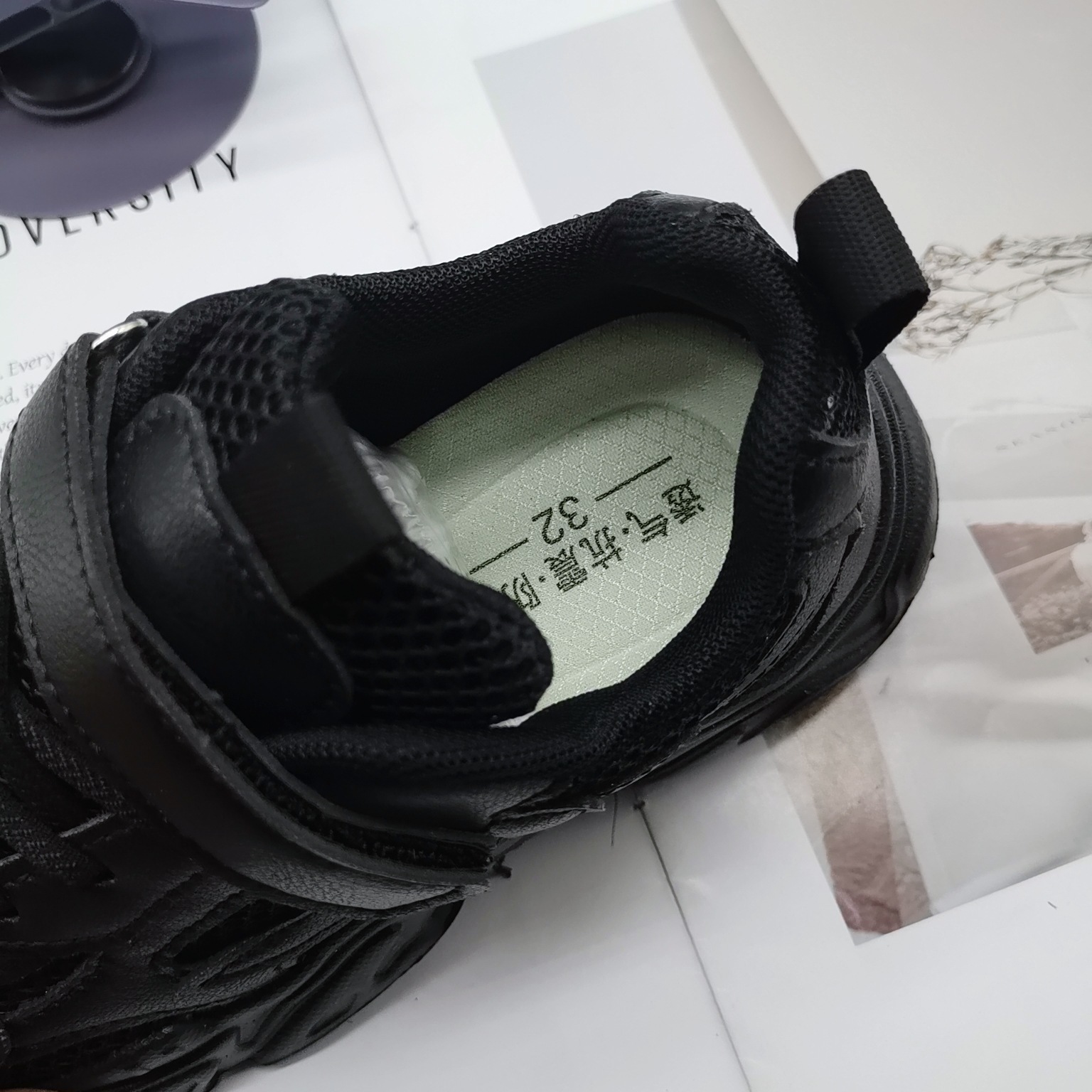 Single Net Boys 2025 New Spring Children's Velcro transpirable Calzado deportivo para niños de mediana edad Calzado para correr con suela ultraligera