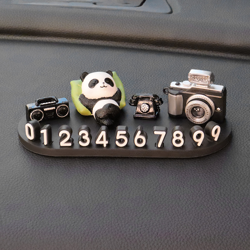 Panda acostado + radio telefónica SLR + tarjeta elíptica negra