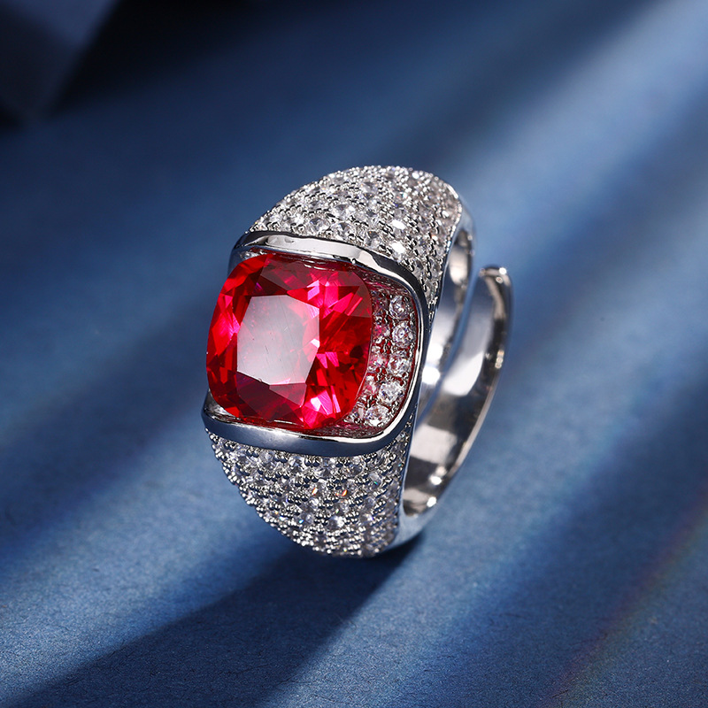 Anillo de corindón rojo platino