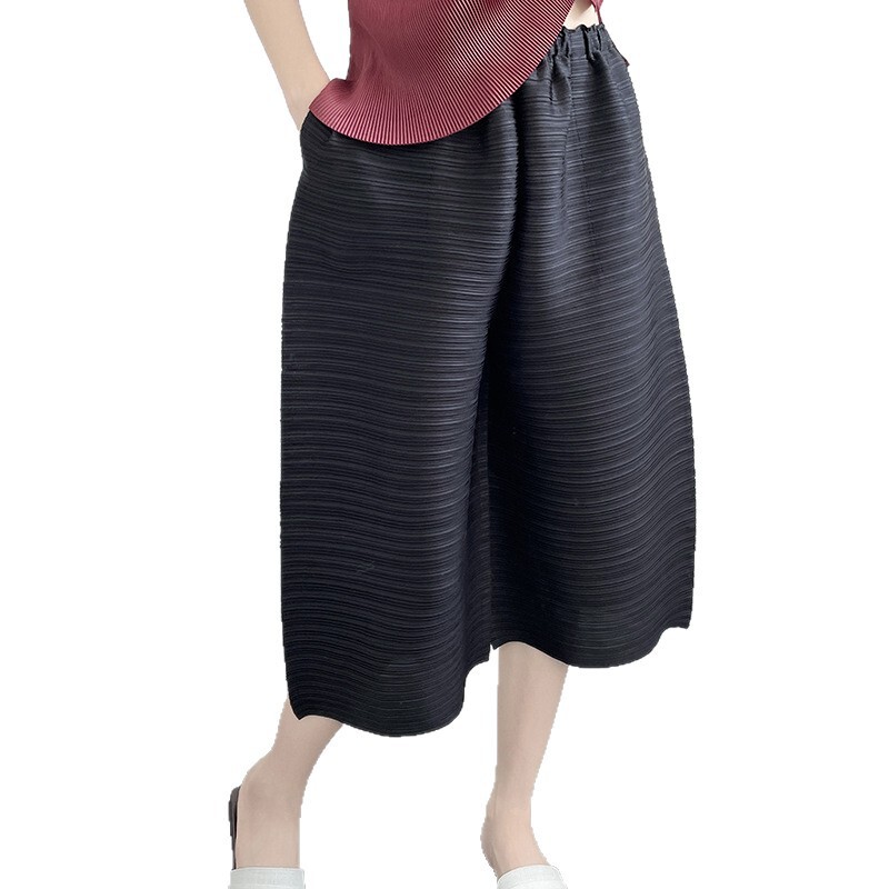 Issey Miyake Runway Style Horizontal Pleated Fashion Red and Black Cropped Straight Wide-Leg Pants Spring New Big-Leg Pants Issey Miyake Runway Style Horizontal Pleated Fashion Red and Black Cropped Straight Wide-Leg Pants Spring New Big-Leg Pants