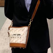 2023夏季女士马车印花单肩斜挎包欧美复古Dakotamini水桶包手提