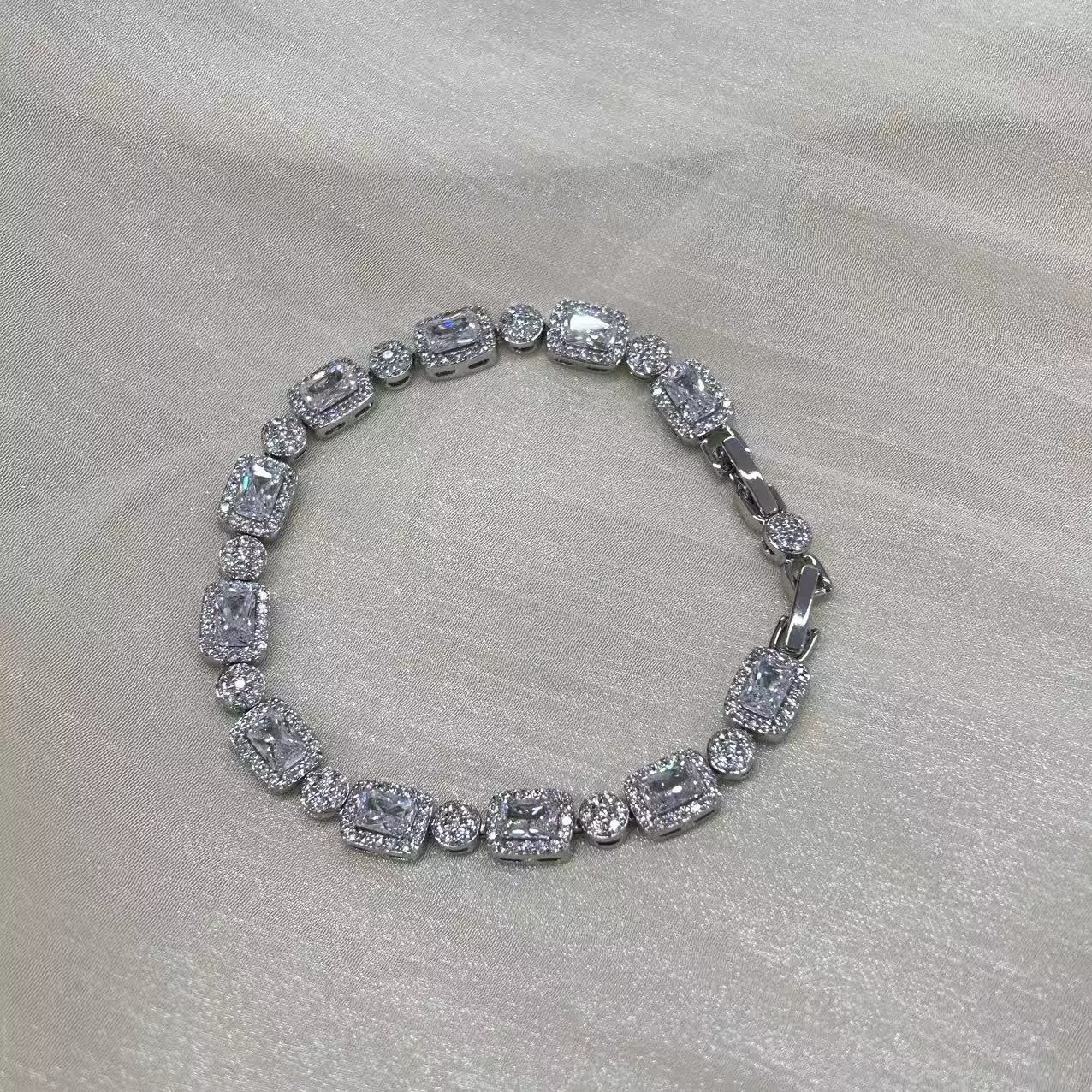Xuping Europa y los Estados Unidos de moda transfronteriza simplista ins brazalete de aleación de cobre geométrica redonda pequeña pulsera de azúcar al por mayor mujeres