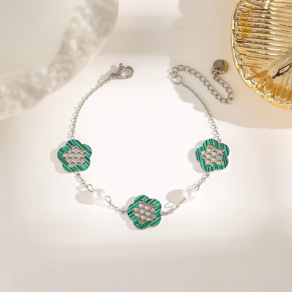 Pulsera de trébol de acero titanium vendedora caliente transfronteriza europea y americana con incrustaciones de concha pulsera colgante pulsera de diseño avanzado sin desvanecimiento al por mayor