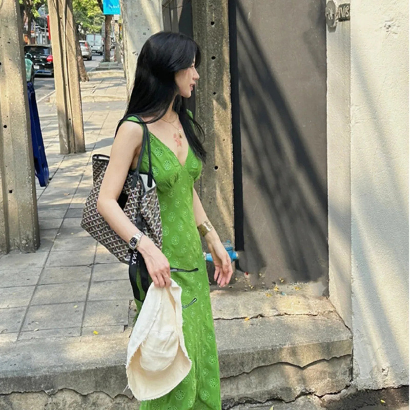 High-End Retro Green V Neck Sleeveless Dress for Women French Style Sexy Slimming Look Short Skirt for Summer