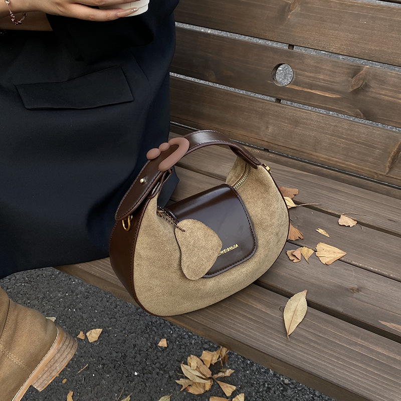 2025 otoño y invierno nueva moda alta sensación de cuero esmerilado empalme bolso de media luna exquisito de moda bolso versátil