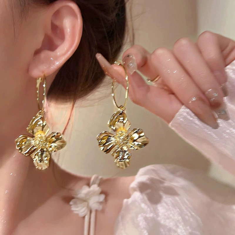 2026 viento falso sensación de atmósfera super inmortal pendientes de flores de malla temperamento suave de chiffon para mujeres pendientes