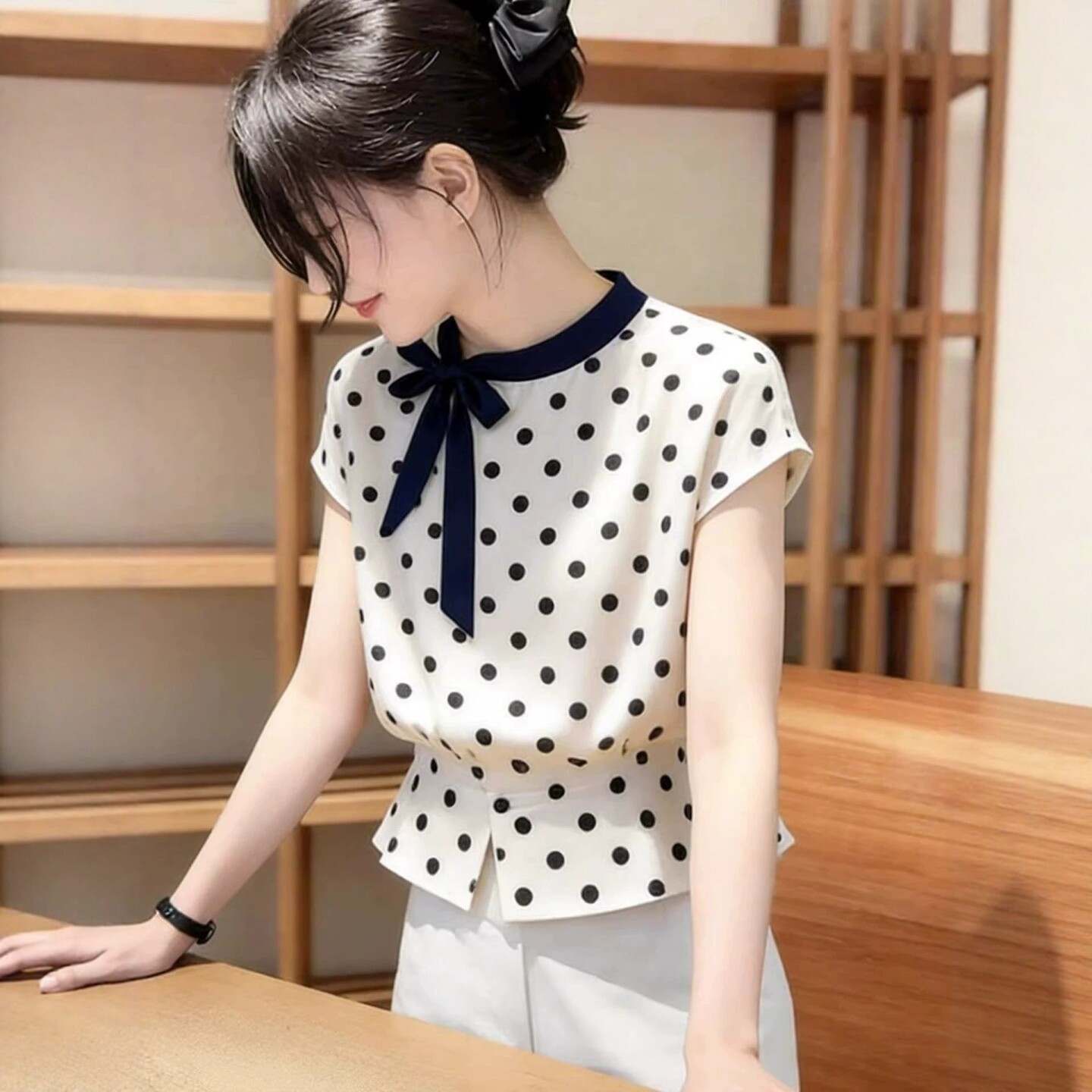 Áo sơ mi ngắn tay nữ họa tiết chấm bi nơ cổ điển, kiểu Hàn Quốc thời trang — Màu ảnh chi tiết 5