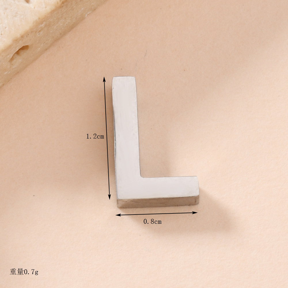 Venta caliente transfronteriza 26 letras inglesas colgantes de agujero recto collar de acero inoxidable colgantes accesorios de letras de bricolaje fabricantes de joyas