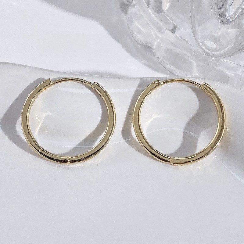Nuevos desplazamientos de moda con pendientes de círculo grande, ligero y lujoso, temperamento femenino de alta gama, botones para los oídos, Orejeras de círculo vegetariano, agujas para los oídos